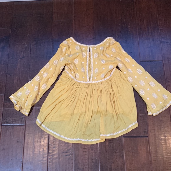 EUC Yellow White Fate Embroidered Boho Blouse Top Shirt Bell Sleeves XS - Picture 7 of 9